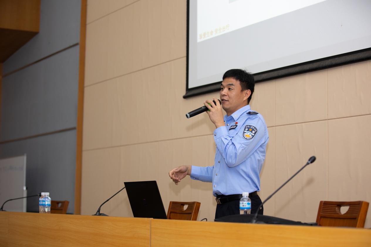 邓楠薪：马路上的“神探”教官