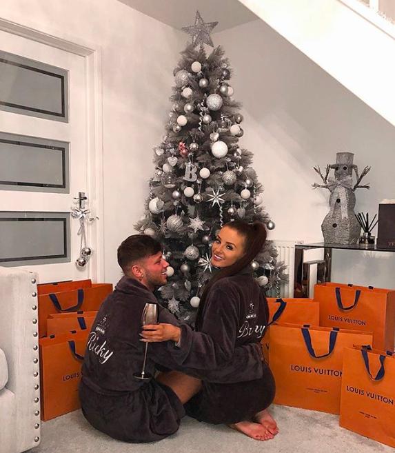 1000块买布做泳衣，她半年时间赚一百万，英国网红的成功之路