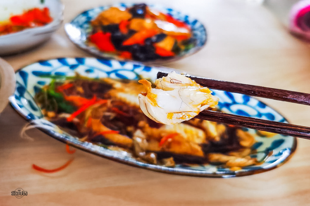 蒸鱼时先放蒸鱼豉油还是先淋热油,蒸鱼是先淋油还是先淋蒸鱼豉油