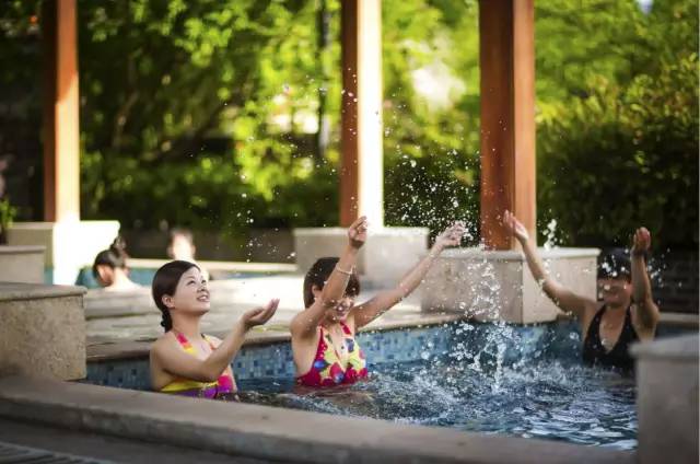 冷冷冬日泡着暖暖的温泉,阴冷潮湿的天气里泡个温泉