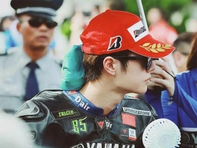 业界对王一博代言安踏的评价,王一博85号赛车手应援旗