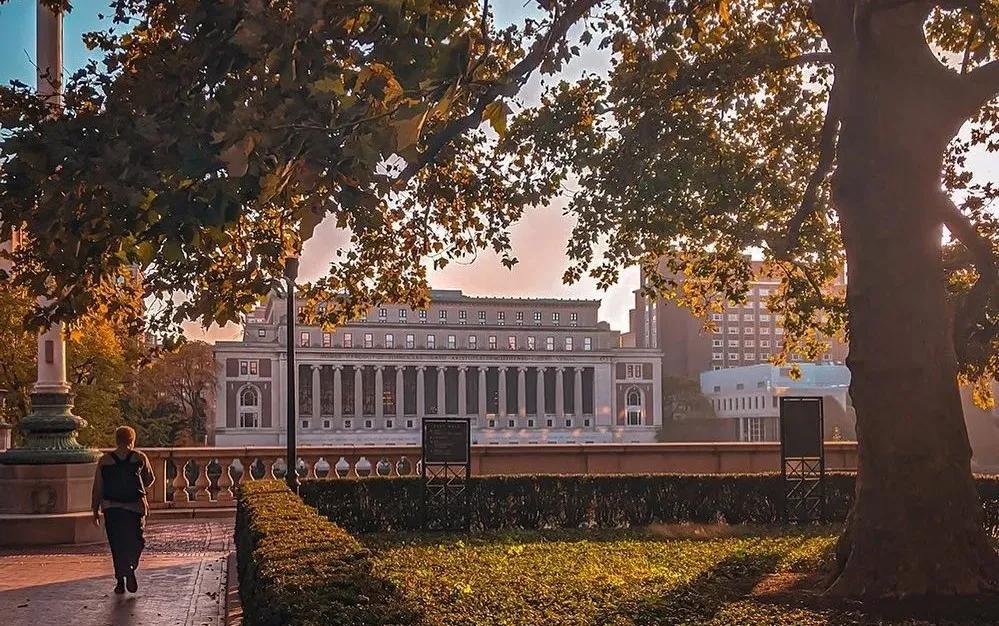 这所交际花藤校，地理位置绝佳，学霸精英扎堆，被中国学生爱疯了