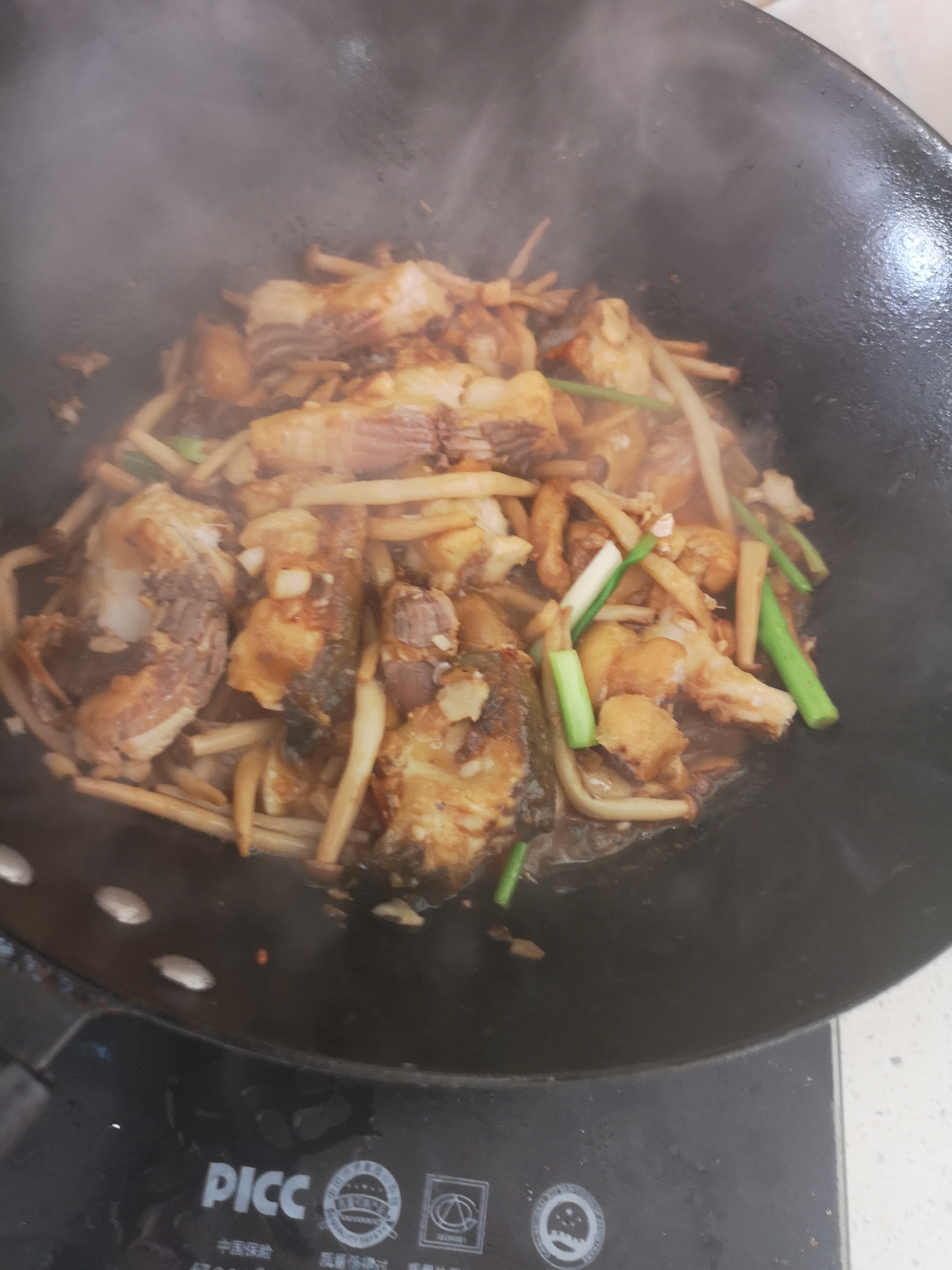 草鱼炖海鲜菇,正宗家常海鲜菇火锅鱼做法