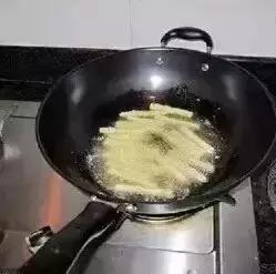 在家里做薯条吃又干净又卫生,孩子自己动手做薯条又简单又好吃
