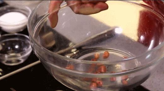 炸花生米,最忌讳直接下油锅!多加“这2味料”,香脆又不糊