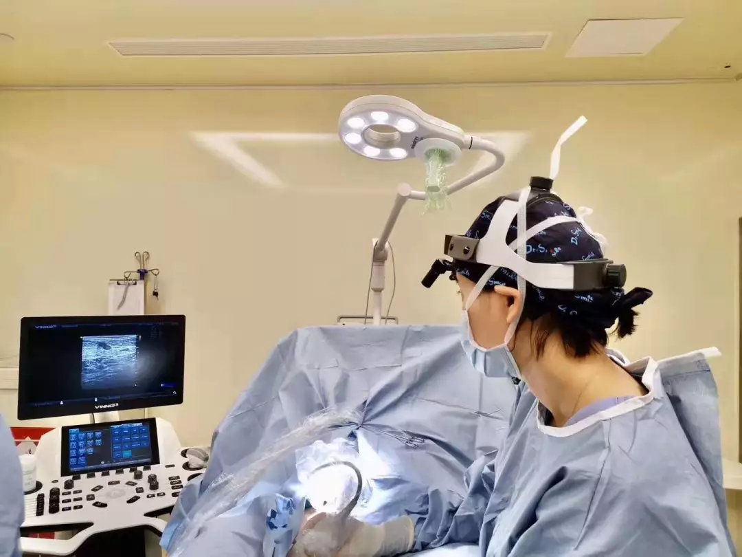 腿上的静脉曲张突然发青怎么回事,我静脉曲张脚总凉怎么办