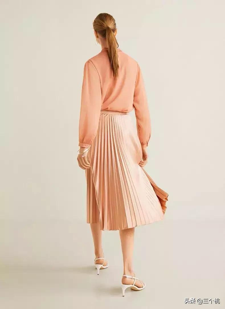 今年流行的裙子不穿高跟鞋,今年流行时髦的裙子冬天穿的