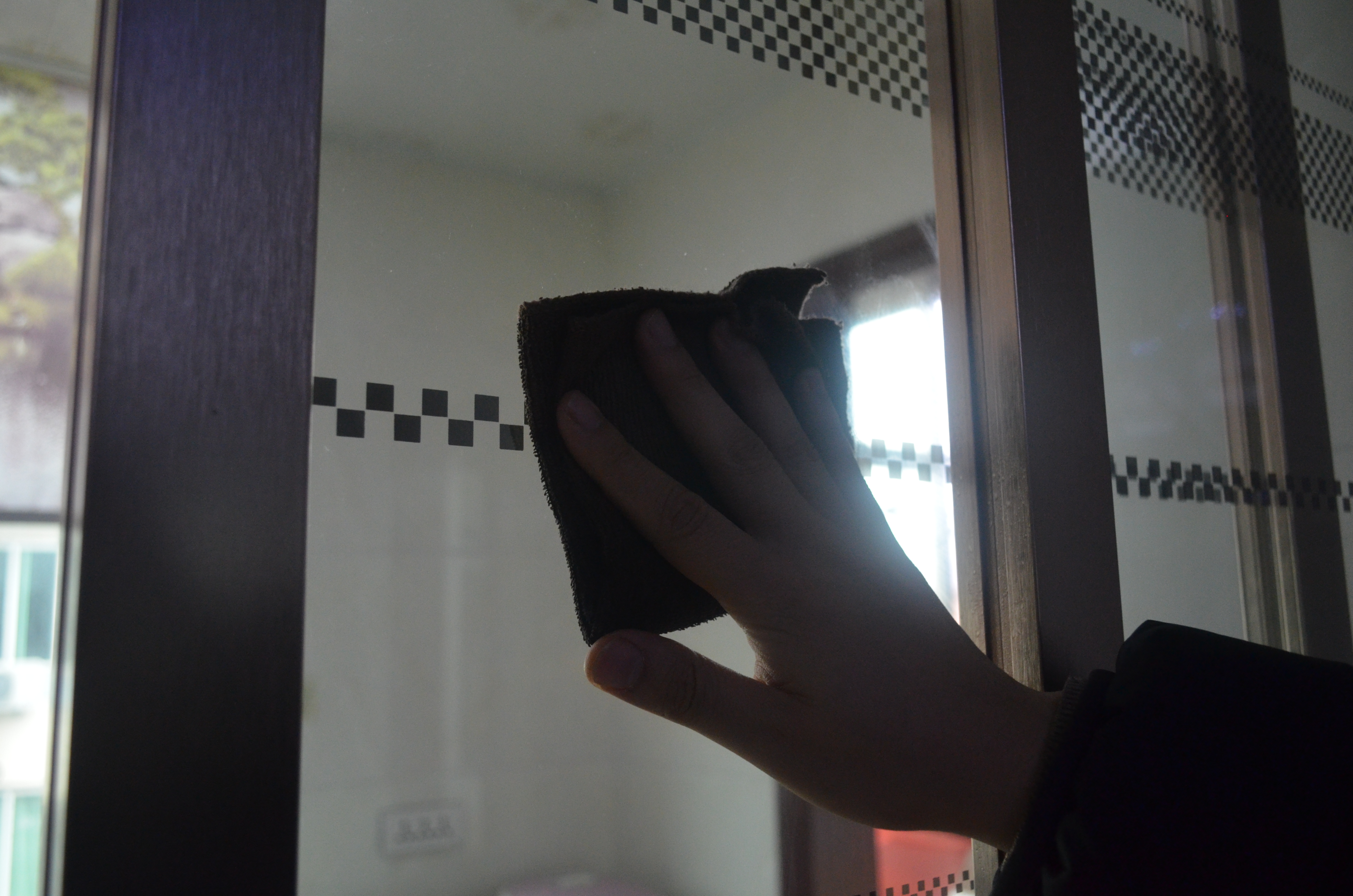 厨房玻璃有油怎么擦干净,厨房油玻璃怎么擦才干净