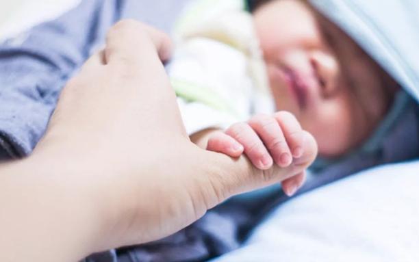 哥哥放学回家就“猛亲”妹妹，而诱发妹妹看急诊，什么原因不能亲