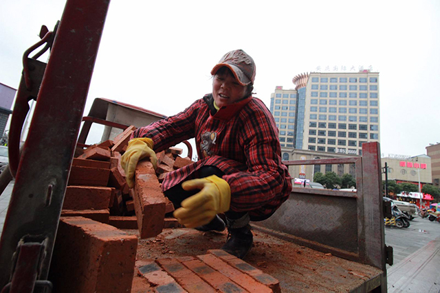 村集体收回房子,农民土地被集体出租