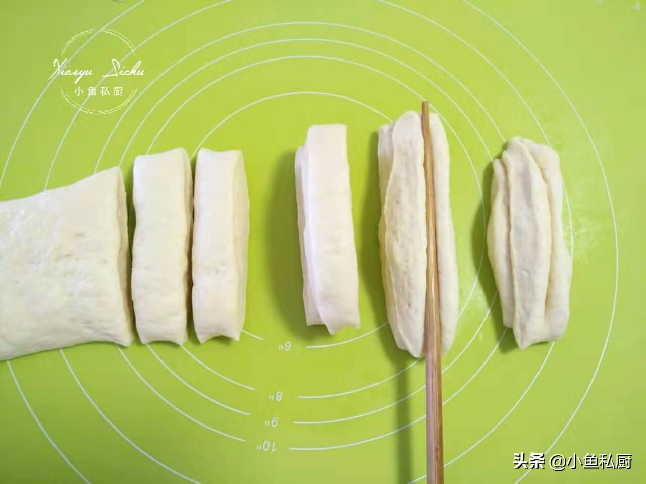 1碗面2个鸡蛋轻松做美味小油条,1碗面粉2个鸡蛋教你在家做油条