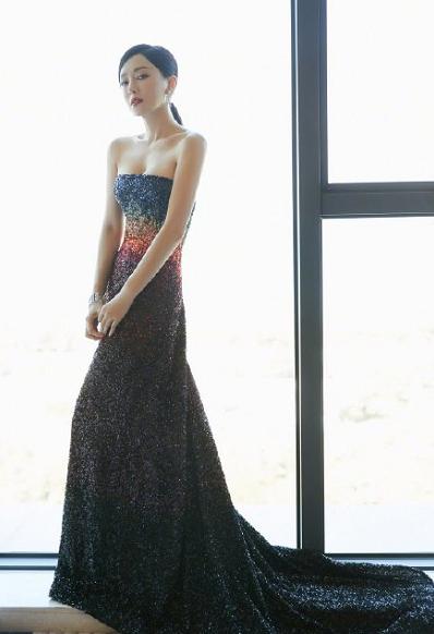 冻龄女神秦岚蕙质兰心气质出众,秦岚的穿搭一直都是独树一帜