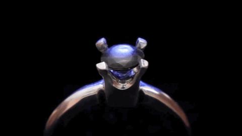 日本小哥用攒了一年的「指甲」给女友做了个钻戒？网友：妈呀变态