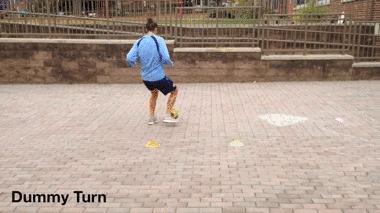 拿球怎么转身,踢球转身慢怎么训练