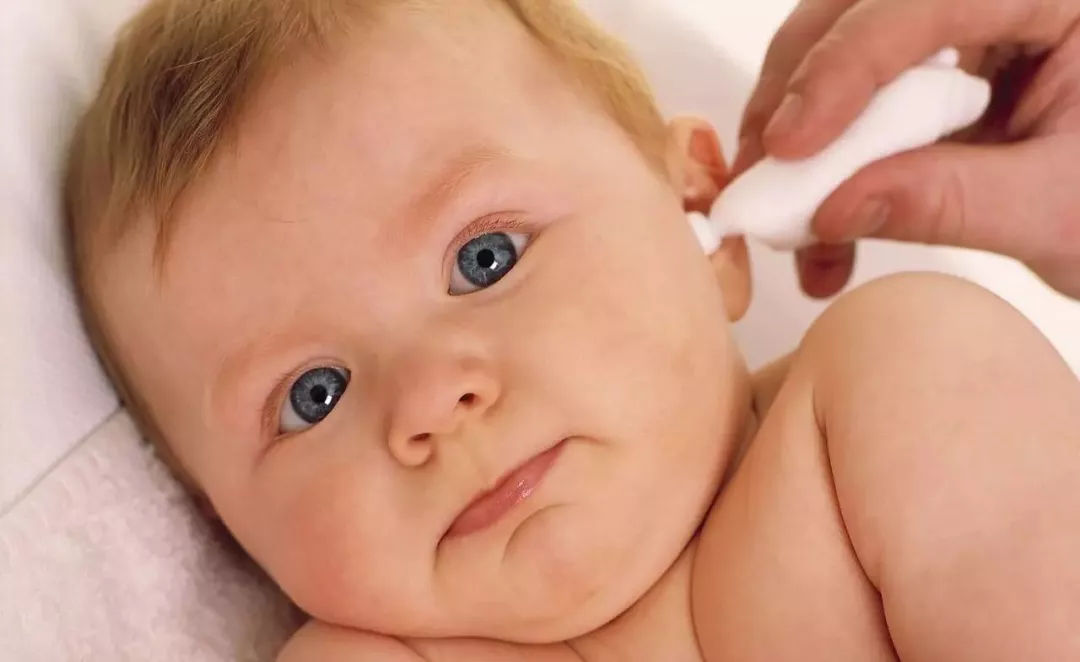 两岁多的宝宝耳朵进虫有什么症状,2岁宝宝耳朵进小麦了怎么办