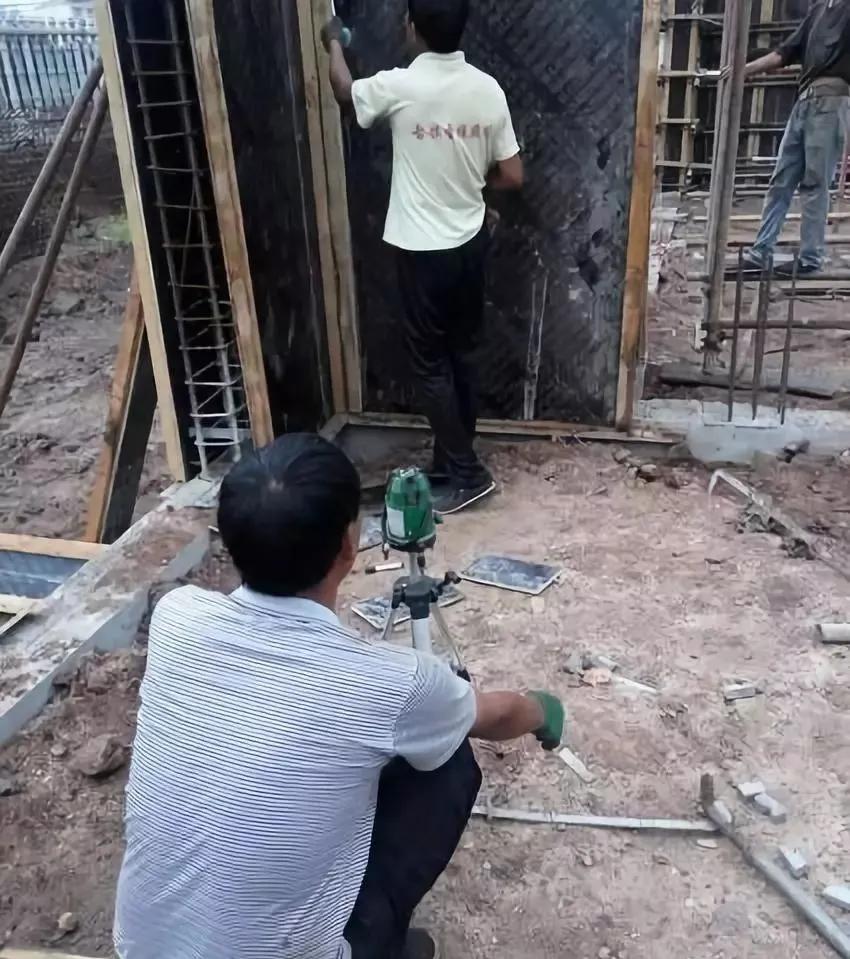 累不死的钢筋工晒不死的架子工,工地木工累还是架子工