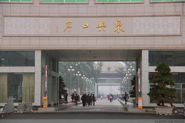 中国西南边贸热闹多,外国人流行讲汉语、用人民币、留学中国。