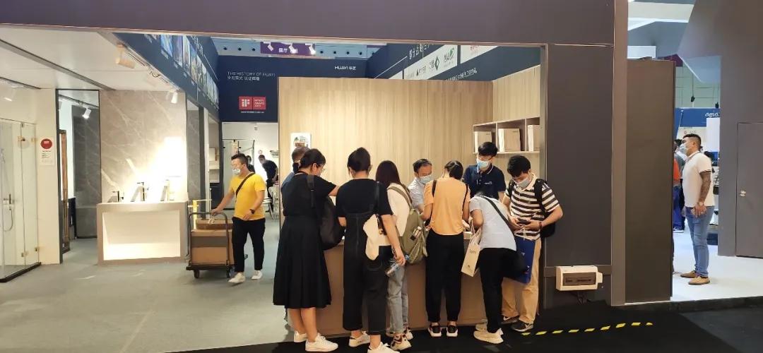 华艺卫浴以全新升级的品牌形象，惊艳亮相深圳国际家具展