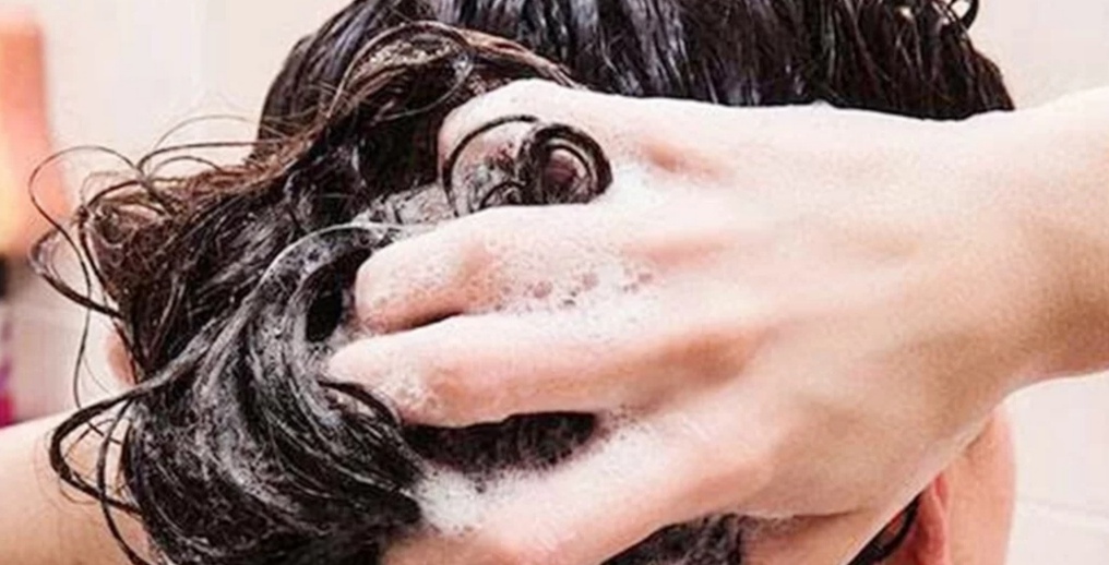 洗头用热水还是冷水有利于长头发,头发白夏天可以用凉水洗头吗