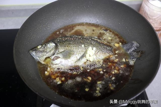 煎鱼皮怎么不会粘,煎鱼皮不破