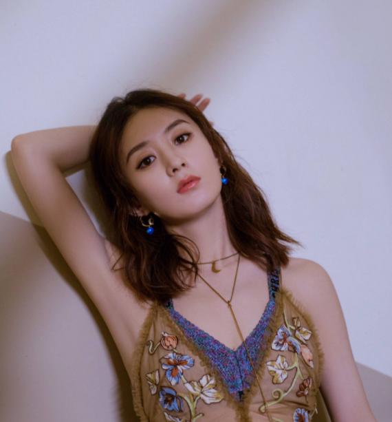 赵丽颖再次复出首次引争议,赵丽颖发文回应近期事件新闻