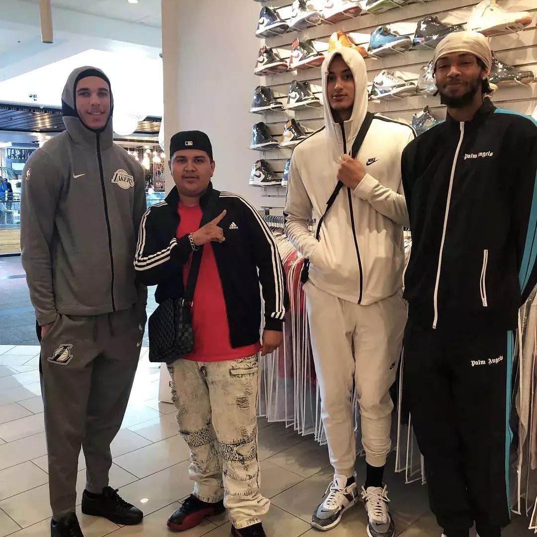 90后中国鞋王,中国90后在美国卖鞋