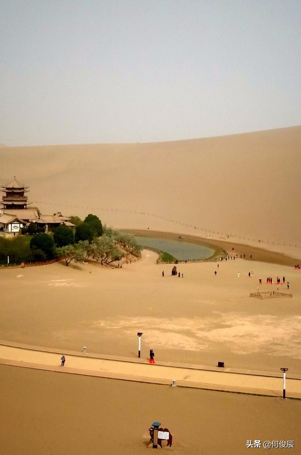 鸣沙山月牙泉堆满了游客,鸣沙山月牙泉景区