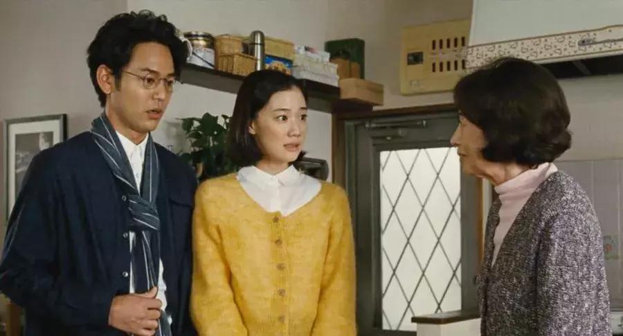 女星与儿子同床15年，12岁才断奶：“连体婴式”育儿，毁掉三代人