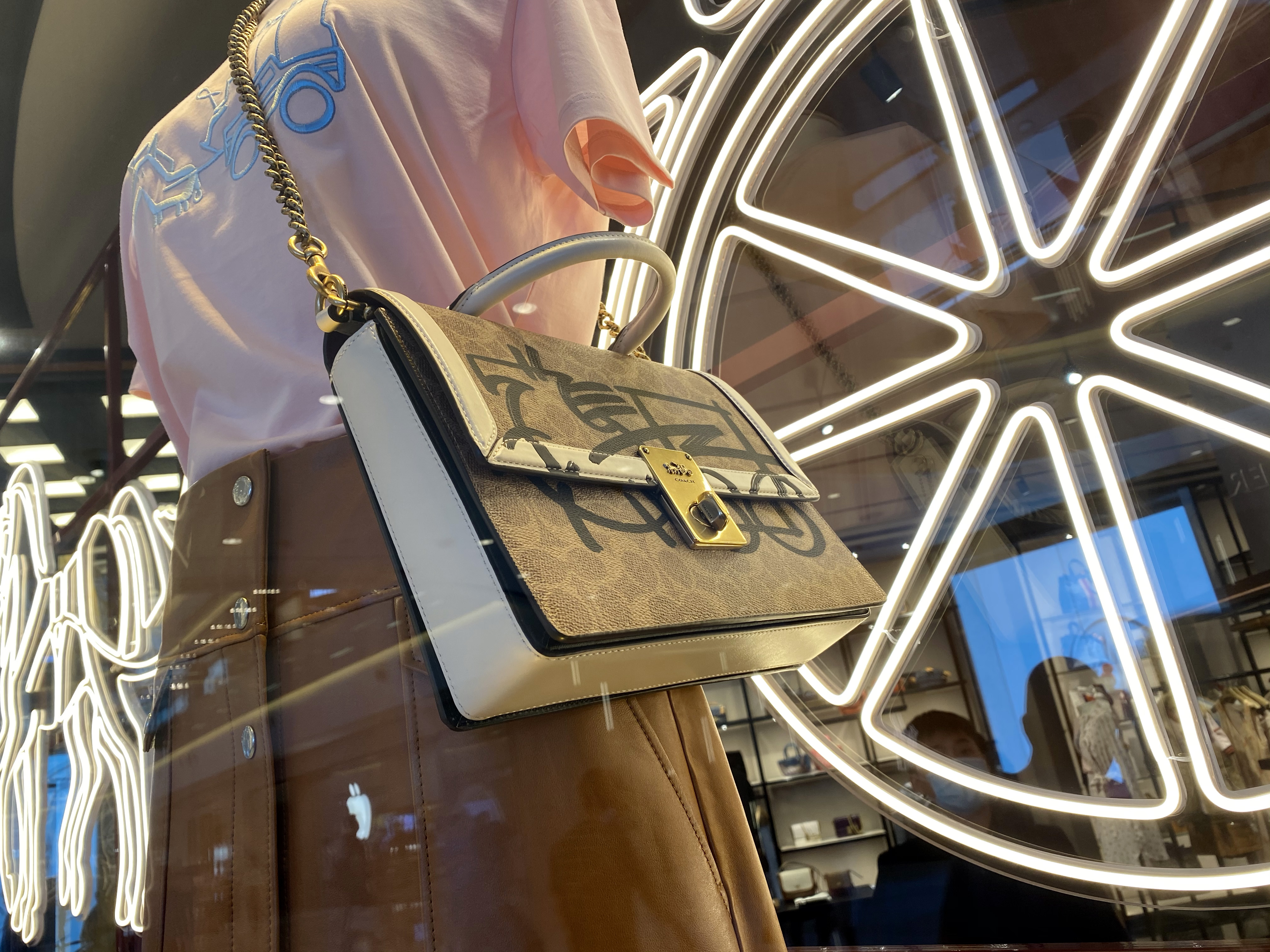 迪奥倾情呈献ladydior限时精品店,迪奥dioramour探店