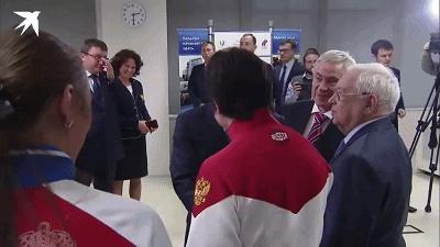 普京单膝跪地与小朋友合影,普京单膝跪地视频