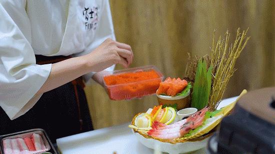 徐州张柏芝一秒到日本？其实正在吃日料，和服免费穿，过足cos瘾