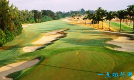 全球十大顶级高尔夫球场，圆石滩高尔夫球场因其迷人的风景而闻名于世，它位于美国西海岸的圆石滩