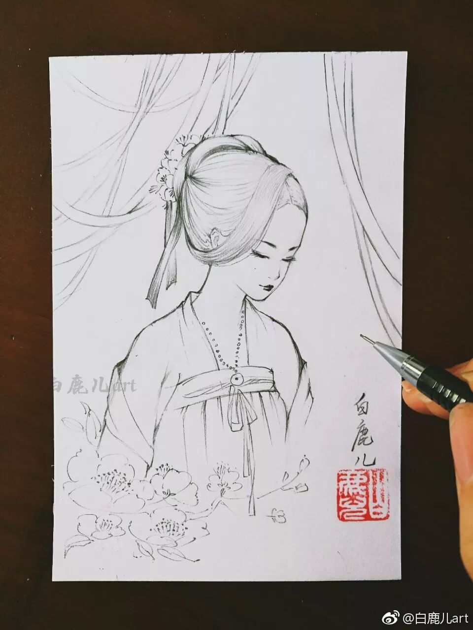 玉手青丝美女图片,一袭白衣清冷出尘的古风美人