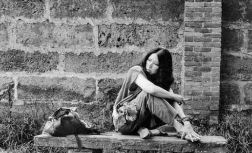 一杯沧海梦里花——三毛《梦里花落知多少》的细腻柔情