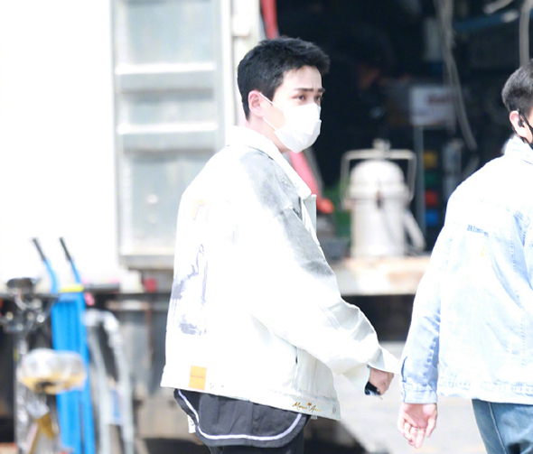 朱一龙时装男装图,在武汉穿西服的明星朱一龙