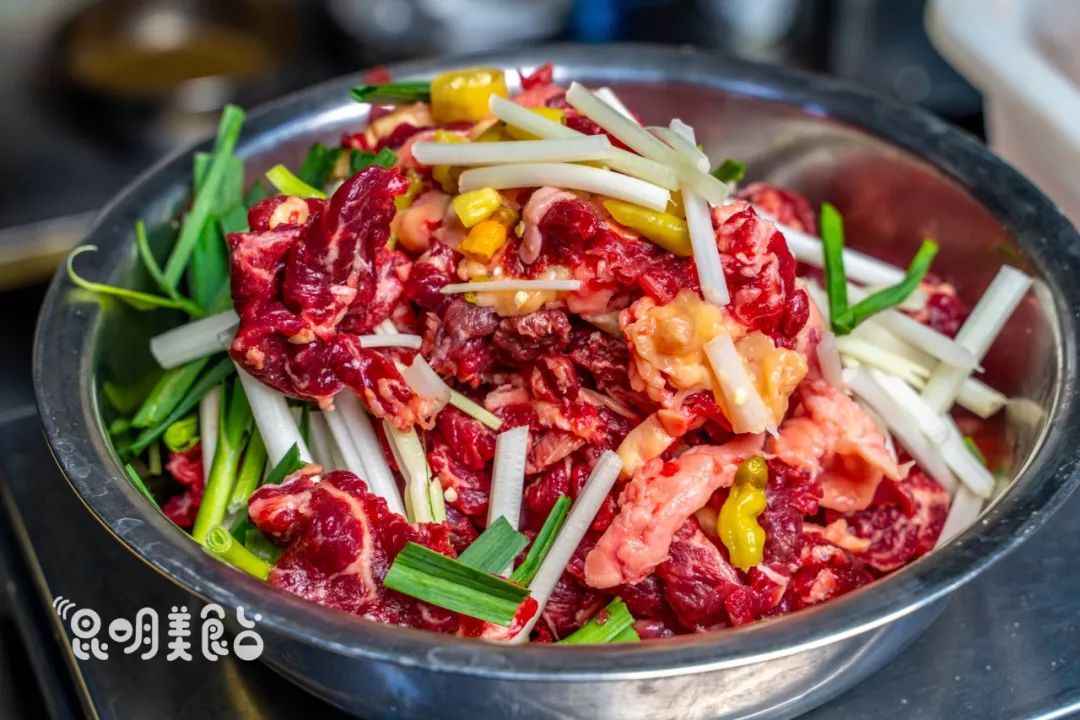 昆明每天卖的最好的美食,昆明每天卖几百桌的街边美食