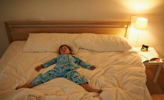 宝宝睡不睡枕头,婴儿过早用枕头会导致窒息吗