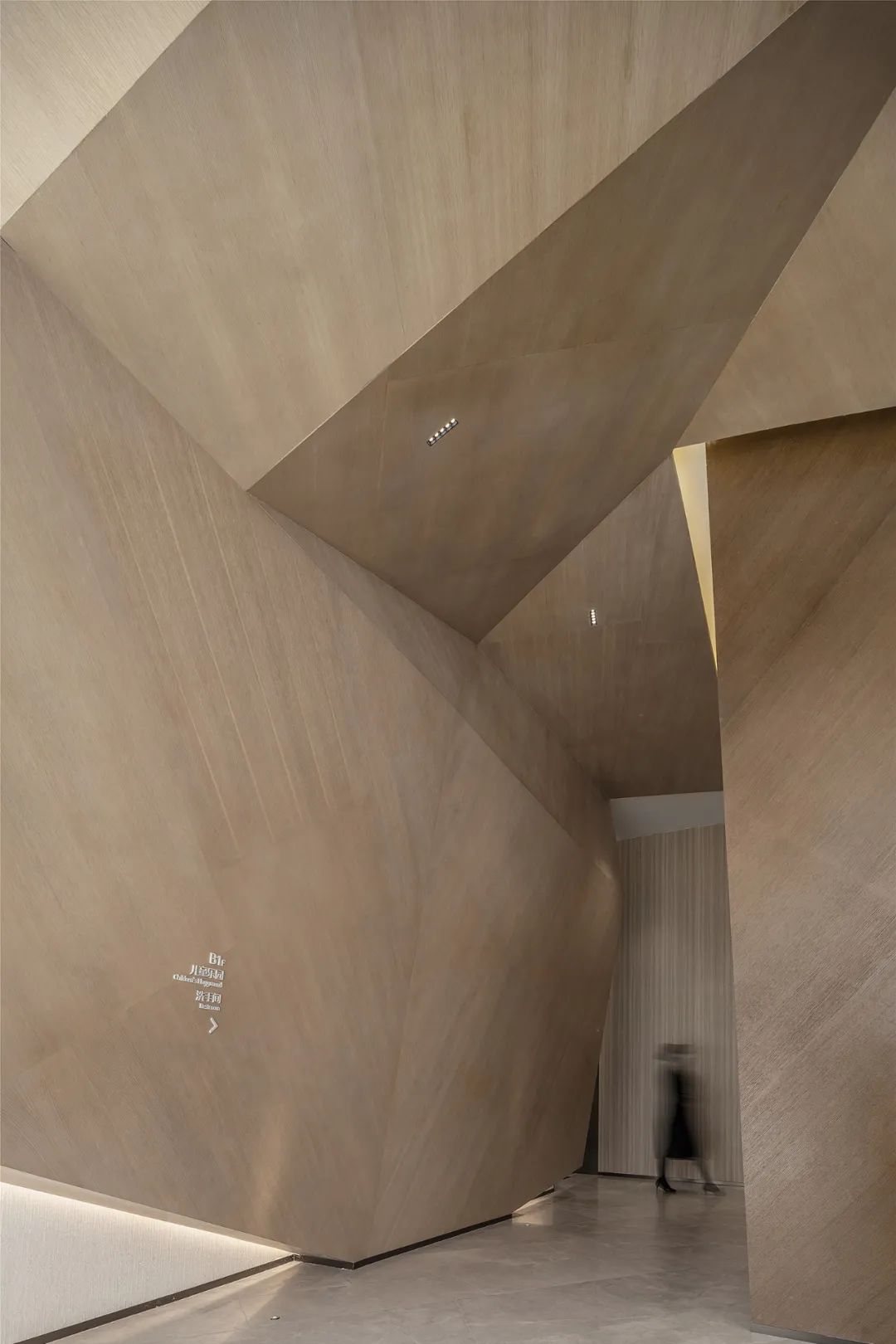 首发|达观设计：现代折线艺术生活馆，家与城市的过渡