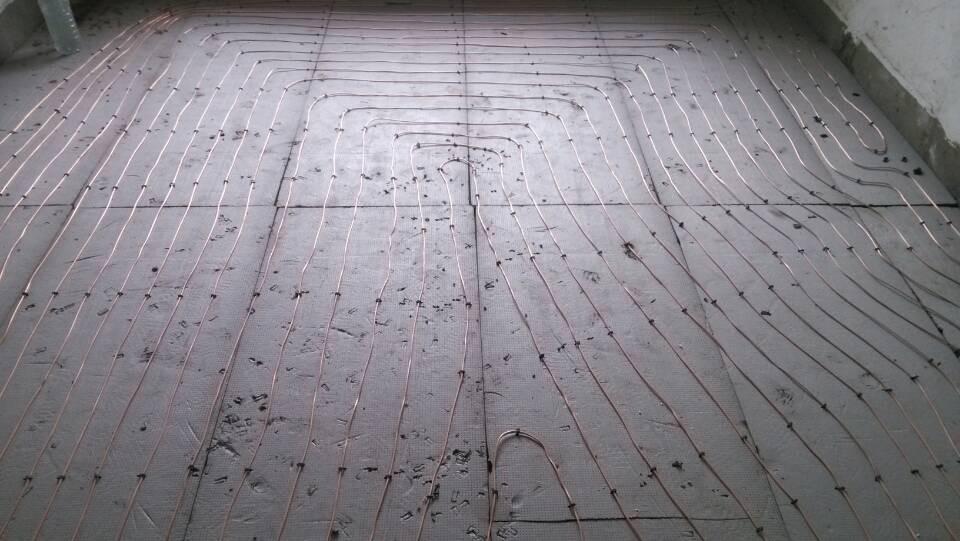 电地暖和空气能地暖优缺点,空气能地暖无水的好还是有水的好