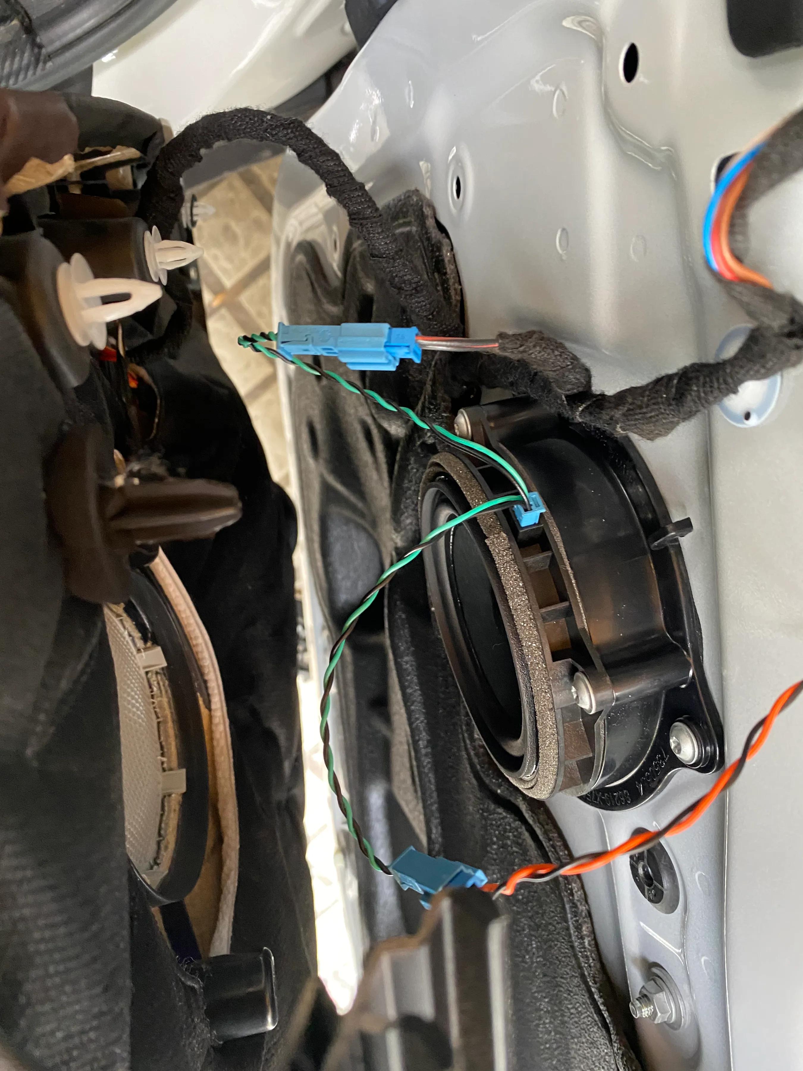 2021款宝马x1加装中控台喇叭,23款宝马x1加装高音喇叭过程