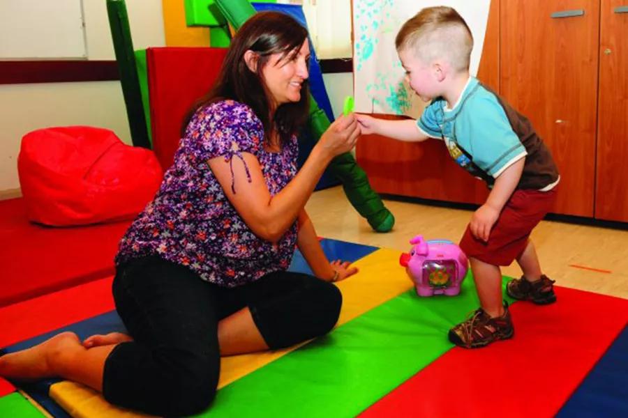 3岁孩子爱打人怎么办要正确引导,三岁孩子爱打人怎么教育孩子