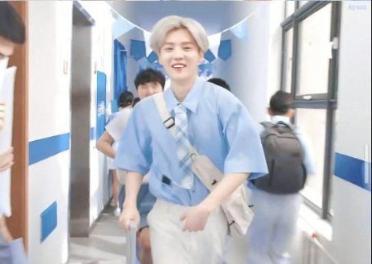 鹿晗给6所学校捐了足球场,鹿晗所捐第10个足球场将开工