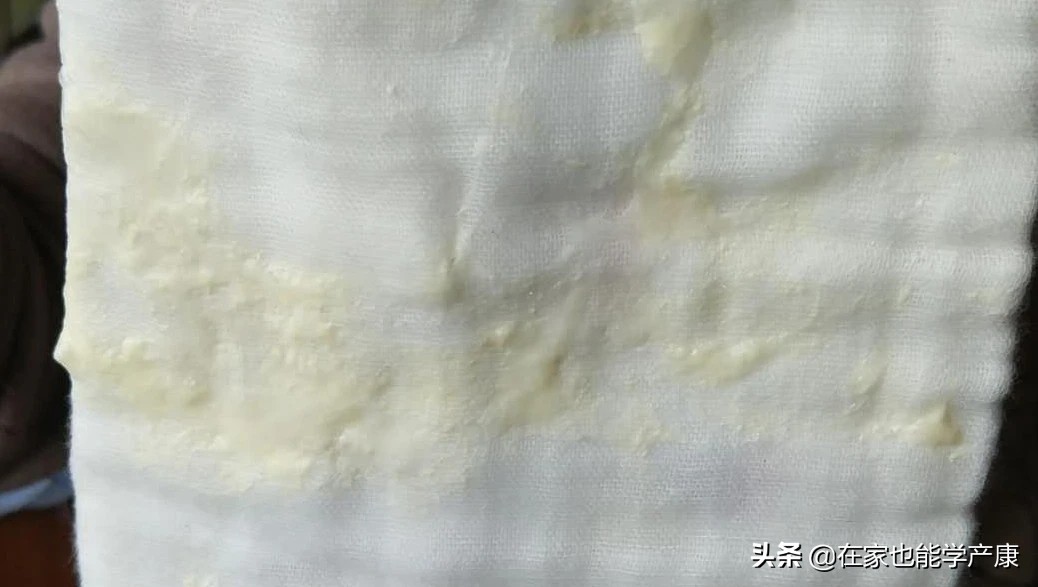 宝宝吐奶有奶瓣怎么回事,吐奶豆腐渣奶瓣的区别