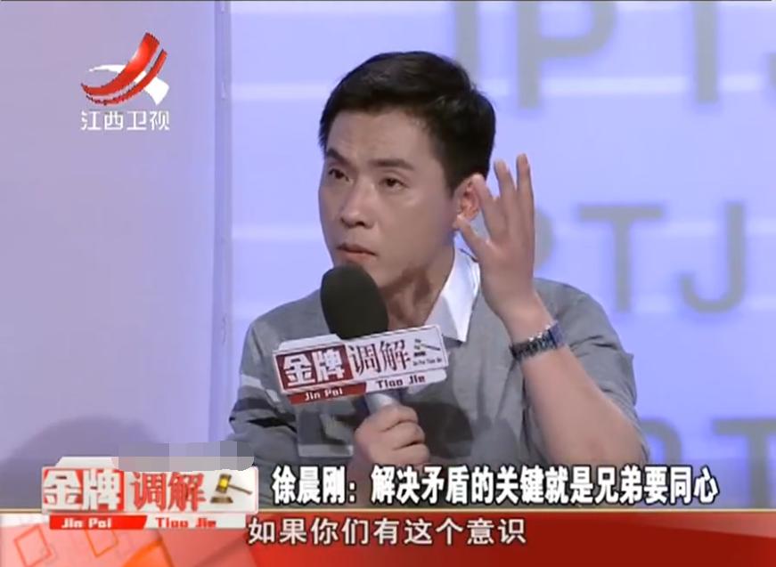 侄儿身为晚辈，竟脱下鞋子打老人，老二气道：都是大哥教坏了