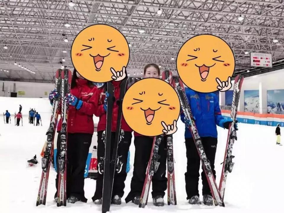 年轻美女做眼睛近视手术,做近视眼手术的女大学生