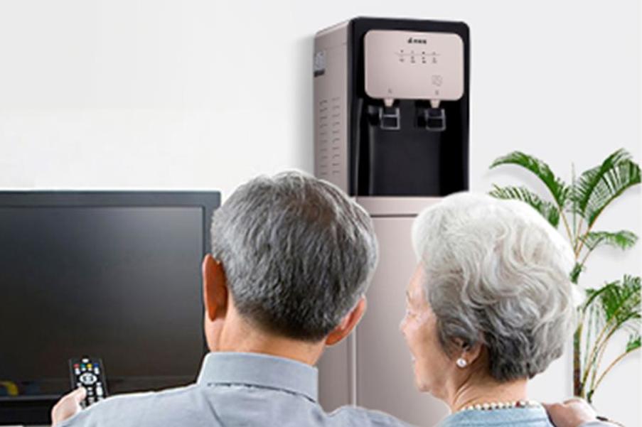 下置水桶饮水机换水麻烦,饮水机下面换水