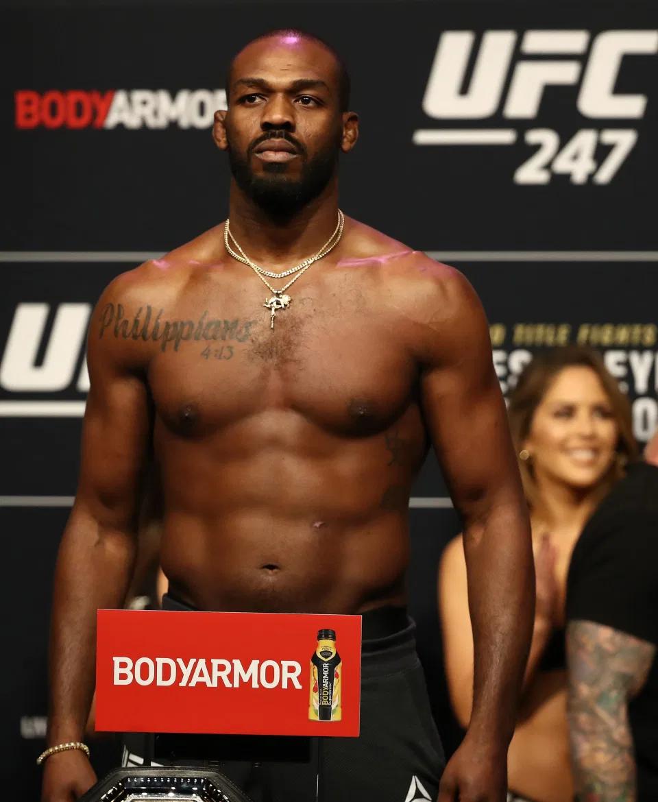 白大拿评价骨头琼斯打纳干诺,骨头琼斯降服盖恩白大拿反应