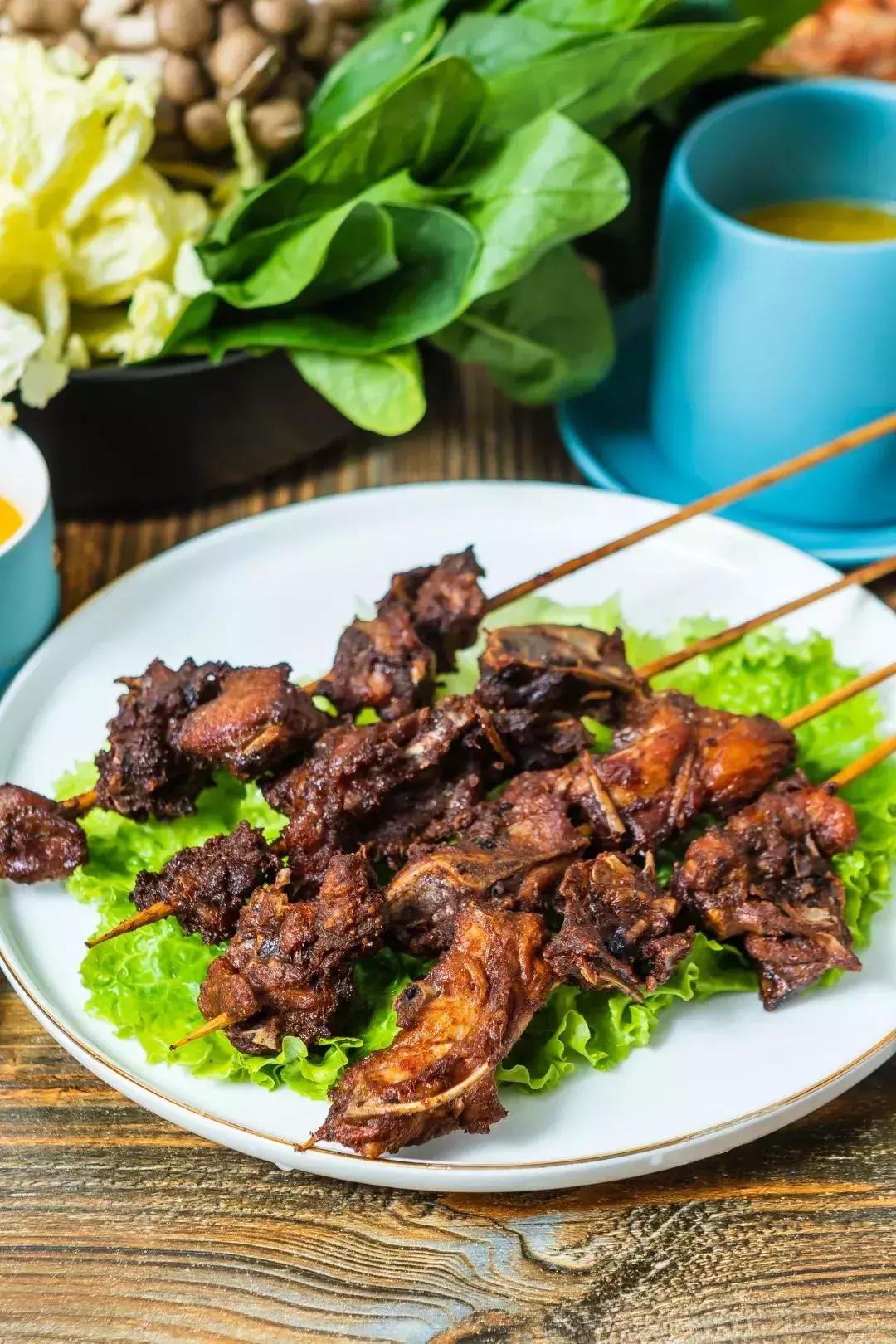 阿姨在路边卖麻辣拌,辽宁大姐秘制麻辣拌