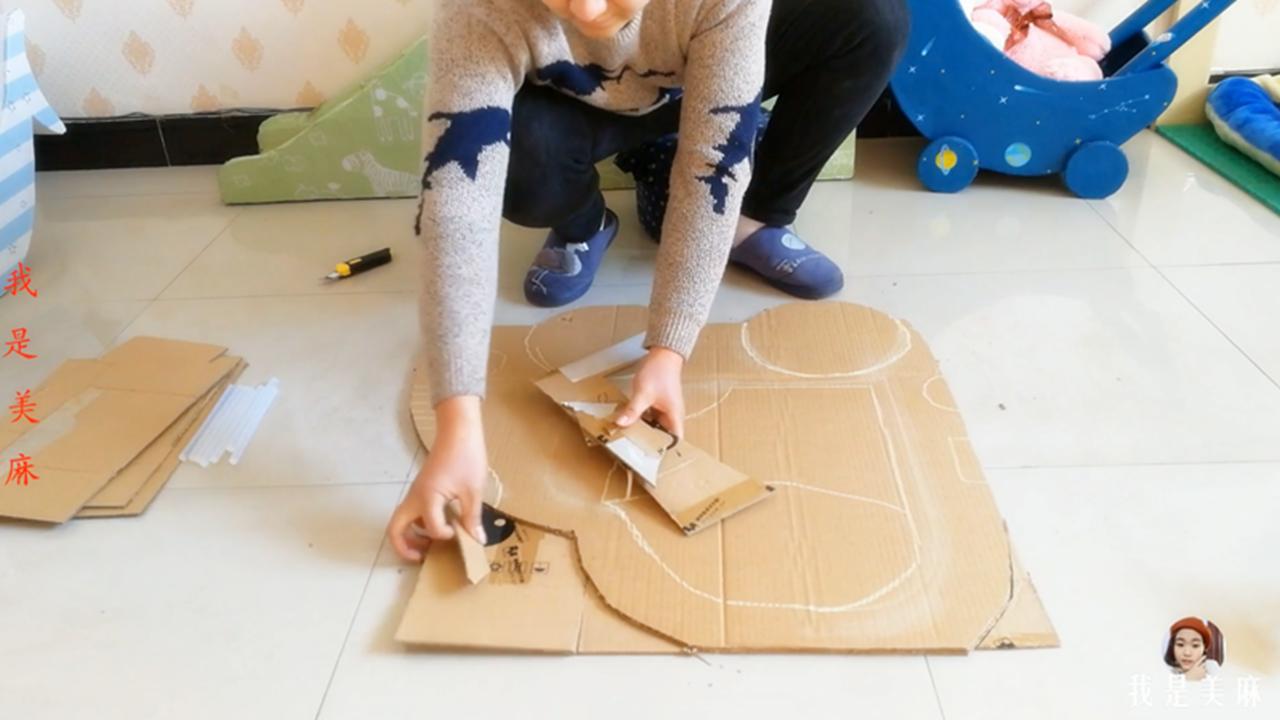 儿童用纸板做一个汽车,爸爸用纸箱做玩具