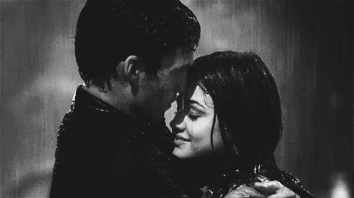 记住大雨滂沱没有雨伞的日子,记住滂沱大雨没有伞的日子下一句